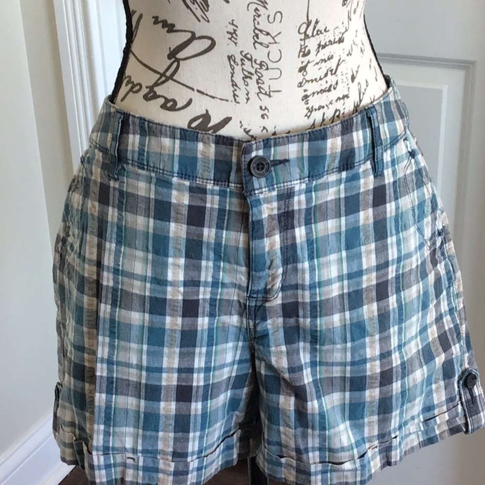 2/$ 12 Sonoma green& blue plaid khaki shorts with front and back pockets Sz 8